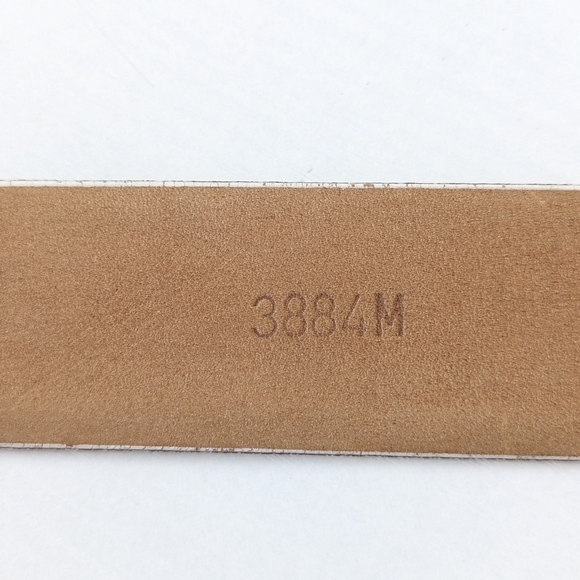 Chic White and Silver Leather Bag with Sleek Design - Picture 6 of 9